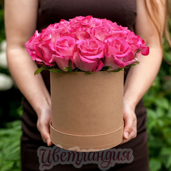 Шляпная коробочка из 19 розовых роз