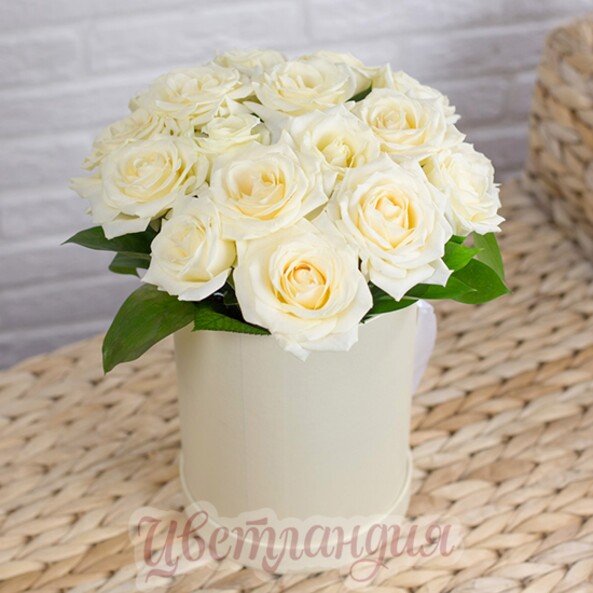 Шляпная коробочка из 15 белых роз