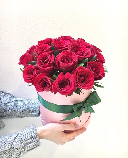 Шляпная коробочка из 15 красных роз