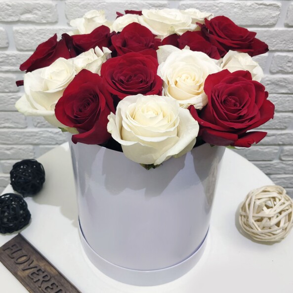 Коробочка с 19 красными и белыми розами