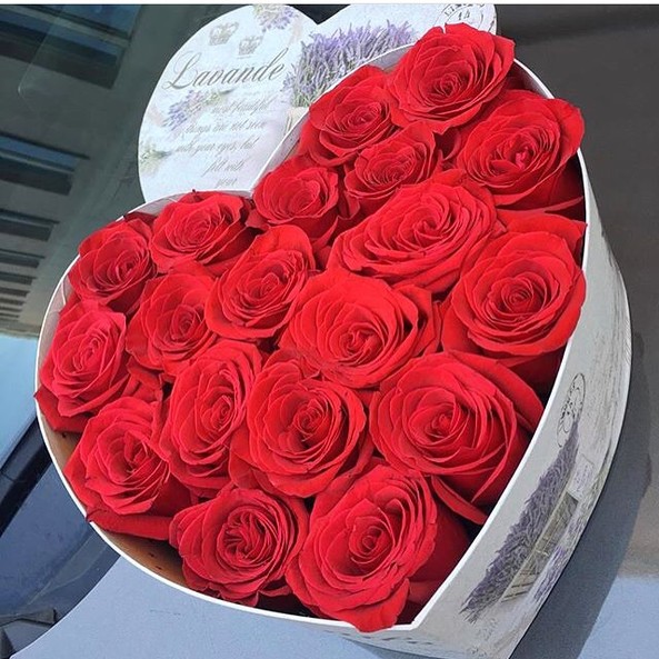 Сердце из 19 красных роз
