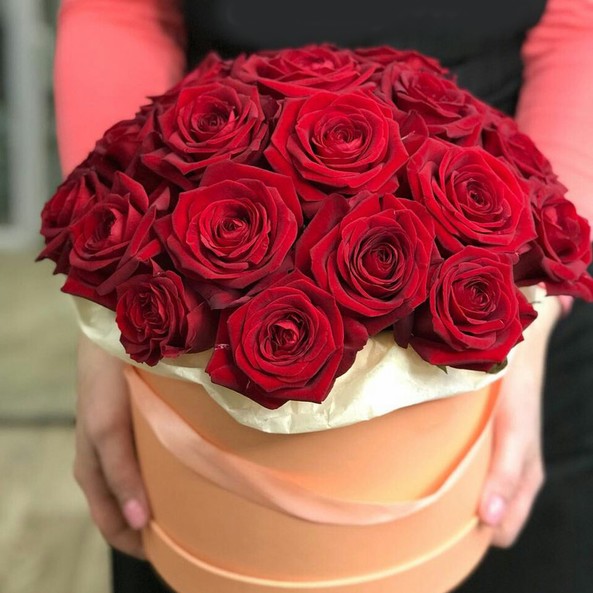 Шляпная коробка из 25 красных роз
