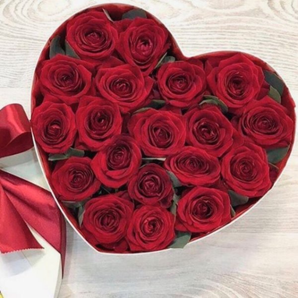 Сердце "19 красных роз"