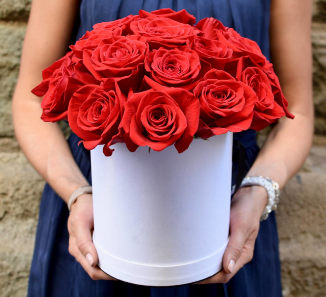 Шляпная коробочка из 17 красных роз