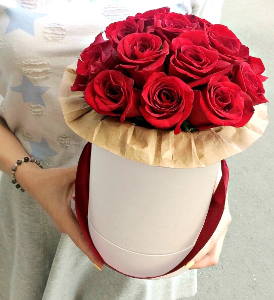 Шляпная коробка из 11 красных роз