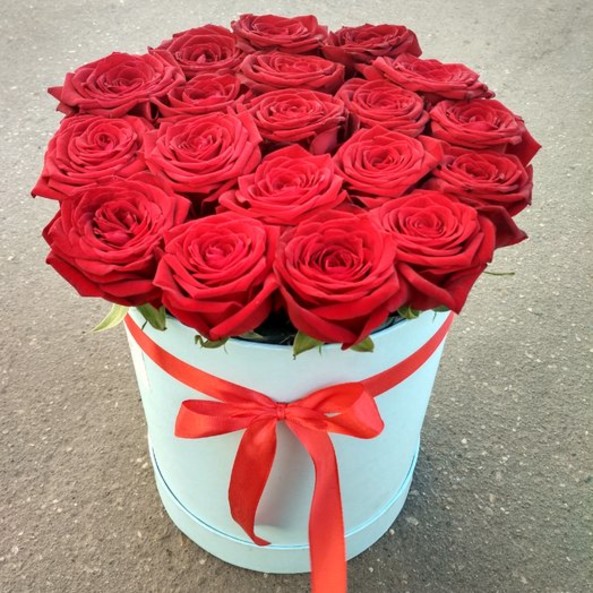 Шляпная коробка из 19 красных роз