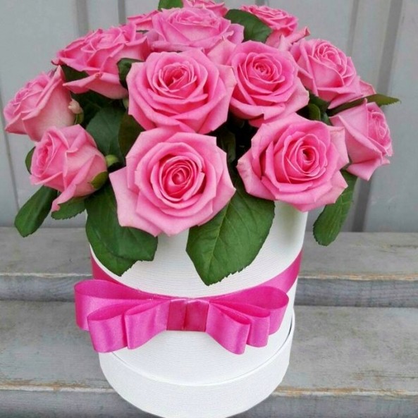 Шляпная коробка из 11 розовых роз