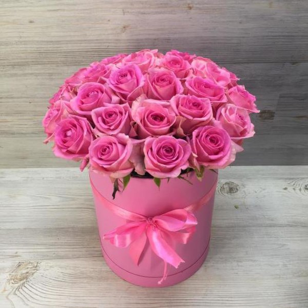 Шляпная коробка из 25 розовых роз