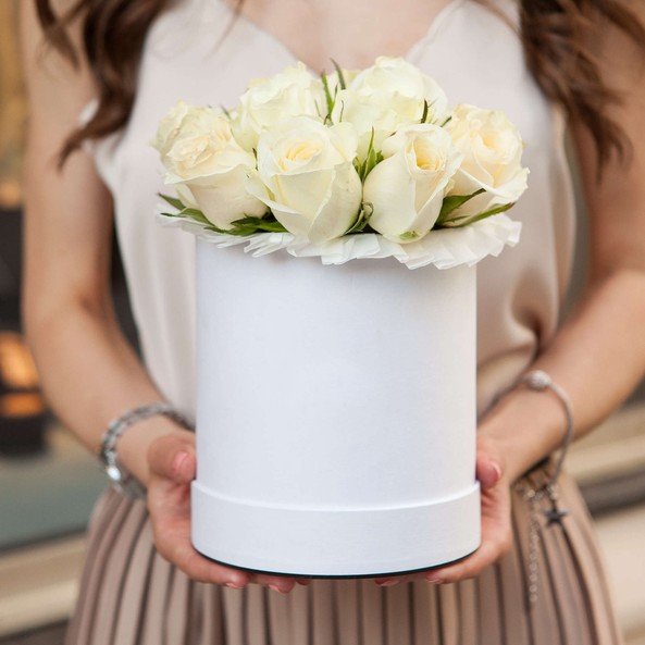 Шляпная коробочка из 11 белых роз