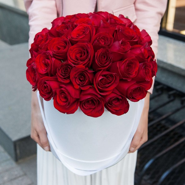 Шляпная коробка из 35 красных роз