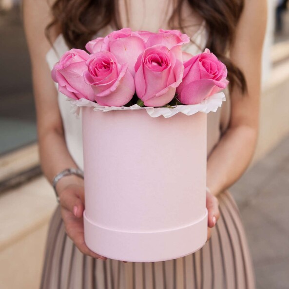 Шляпная коробка из 9 розовых роз