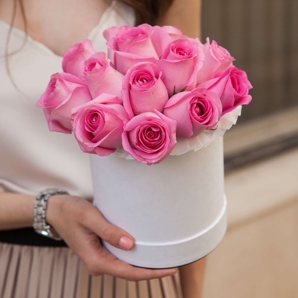 Шляпная коробка из 11 розовых роз