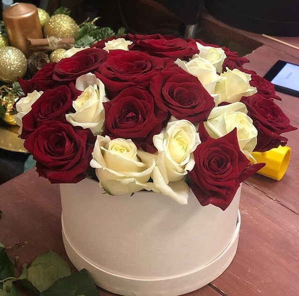 Шляпная коробка из 25 роз