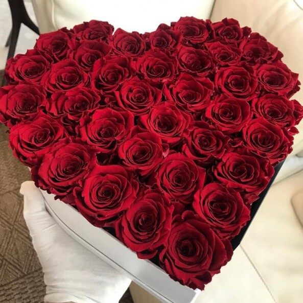 Большое сердце из 35 красных роз