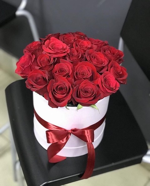 Шляпная коробка из 21 красной розы