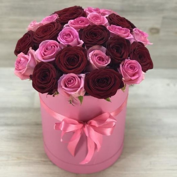 Шляпная коробка из 25 красных и розовых роз