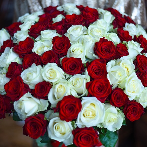 Микс из 101 красно-белой розы