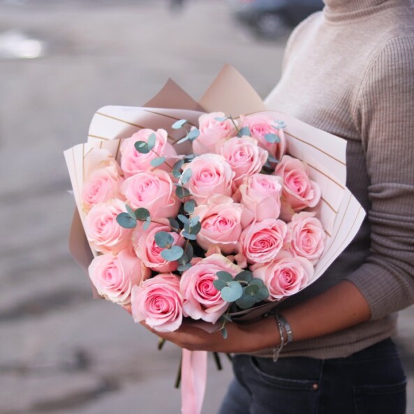 17 нежно - розовых роз