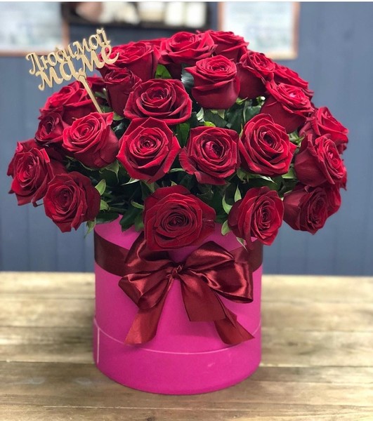 25 красных роз в шляпной коробке