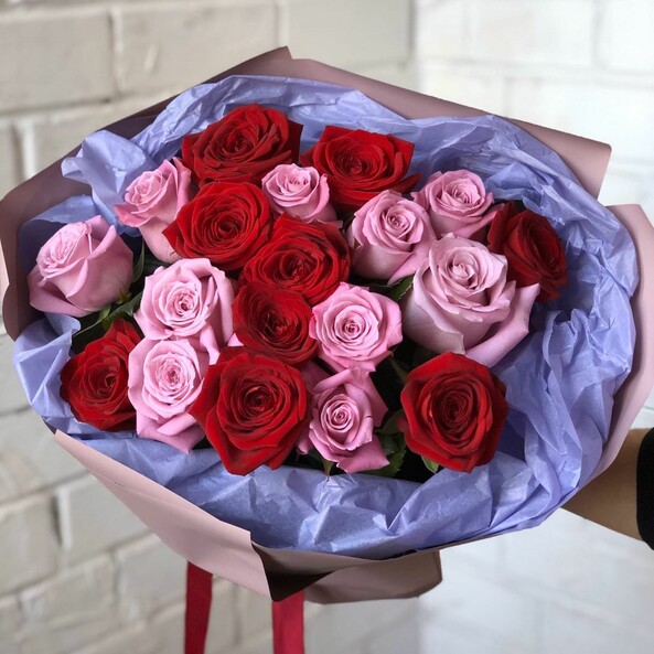 19 красно-розовых роз