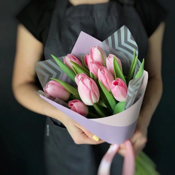 11 розовых тюльпанов